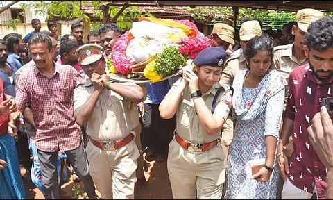 மஞ்சுவிரட்டில் இறந்த போலீஸ்காரர் உடலை சுமந்து சென்ற பெண் போலீஸ் சூப்பிரண்டு