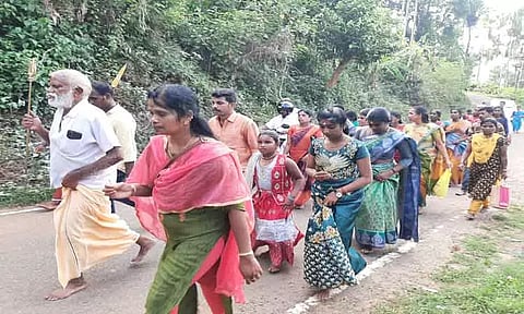 கூடலூர் சிவன்மலையில் சித்ரா பவுர்ணமியையொட்டி பக்தர்கள் கிரிவலம்