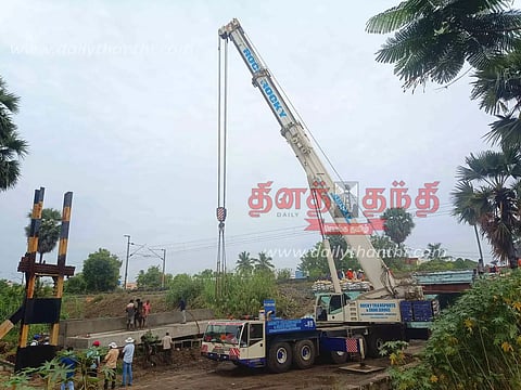 ரெயில்வே நுழைவு பாலத்தில் ராட்சத கிரேன் உதவியுடன் பொருத்தப்பட்ட கான்கிரீட் பாலம்