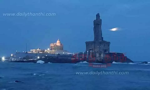 சூரியன் மறைவு, சந்திரன் உதயத்தை காண முடியாமல் சுற்றுலா பயணிகள் ஏமாற்றம்