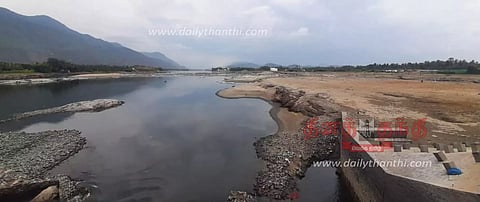 நெரிஞ்சிப்பேட்டை மின் நிலைய பராமரிப்பு பணியையொட்டி கதவணையில் இருந்து தண்ணீர் வெளியேற்றம்