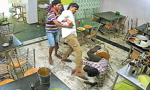 மாமூல் தர மறுத்ததால் ஆத்திரம்: ஓட்டலுக்குள் புகுந்து 2 பேரை தாக்கிய ரவுடி - சமூக வலைதளங்களில் வீடியோ வைரல்