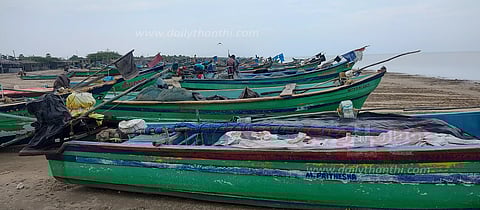 வேதாரண்யத்தில், பைபர் படகு மீனவர்கள்மீன்பிடிக்க செல்லவில்லை