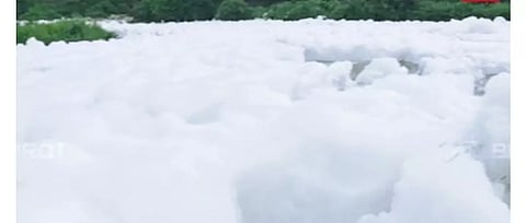 ஓசூர் கெலவரப்பள்ளி அணையில் இருந்துரசாயனம் கலந்து நுரை பொங்கி வெளியேறும் தண்ணீர்