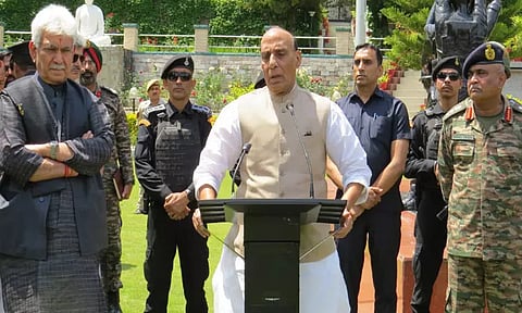 பயங்கரவாத தாக்குதலில் 5 வீரர்கள் பலி: ராணுவ மந்திரி ராஜ்நாத் சிங் காஷ்மீரில் பாதுகாப்பு நிலைமையை நேரில் ஆய்வு