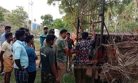 கரடியை பிடிக்க வனத்துறையினர் கூண்டு வைத்து கண்காணிப்பு