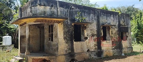 துணை சுகாதார நிலையத்தை இடித்துவிட்டு புதிதாக கட்டித்தர வேண்டும்