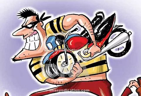 மோட்டார் சைக்கிள் திருடிய வாலிபர் கைது