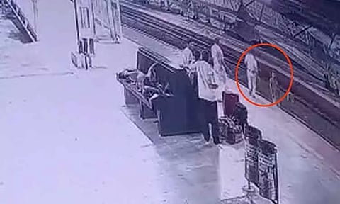 விசாகப்பட்டினம் ரெயில் நிலையத்தில் தற்கொலைக்கு முயன்ற நபர் - சரியான நேரத்தில் காப்பாற்றிய ரெயில்வே காவலர்