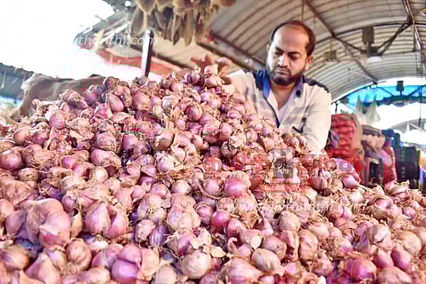மழை காரணமாக ஈரோடு மார்க்கெட்டுக்கு வரத்து குறைந்தது: சின்ன வெங்காயம் விலை கிடுகிடு உயர்வு; கிலோ ரூ.60-க்கு விற்பனை