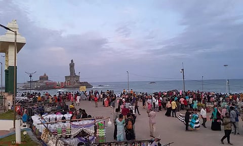 ஞாயிறு விடுமுறை: கன்னியாகுமரியில் குவிந்த சுற்றுலா பயணிகள்...!