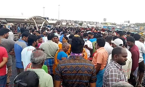 விடுமுறை தினம்: காசிமேட்டில் மீன் வாங்க குவிந்த பொதுமக்கள்..!