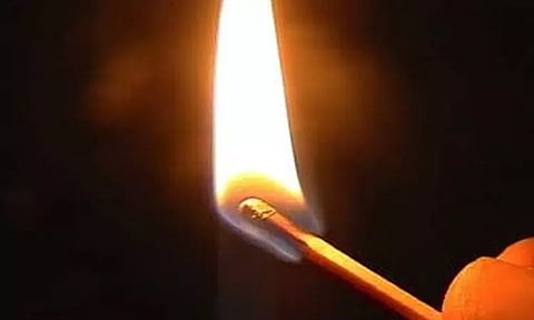 உடலில் மண்எண்ணெய் ஊற்றி மனைவி, மகளை உயிருடன் எரித்த தொழிலாளி