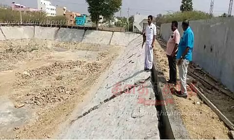 காரியாபட்டி ஊருணியில் மேம்பாட்டு பணி