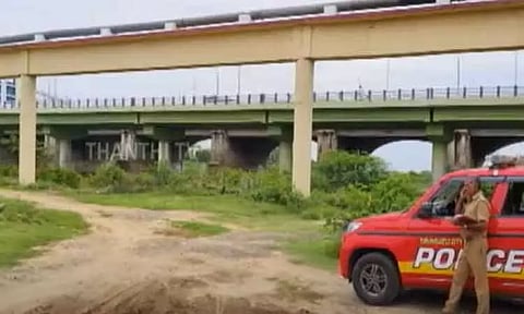 தாமிரபரணி ஆற்றுப்பாலத்தில் இருந்து கீழே விழுந்த நபர் - தற்கொலை முயற்சியா என போலீஸ் விசாரணை