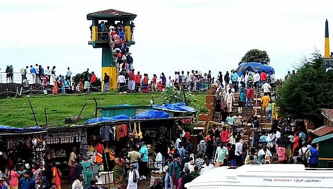 கொடைக்கானலில் குவிந்த சுற்றுலா பயணிகள்