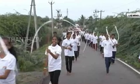 மதுரையில் கின்னஸ் சாதனை முயற்சி - 10 கி.மீ. தூரம் சிலம்பம் சுற்றியவாறு நடந்து சென்ற மாணவ, மாணவியர்