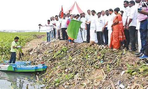 திருமுல்லைவாயல் பகுதியில் புழல் ஏரியை தூய்மைப்படுத்தும் பணி