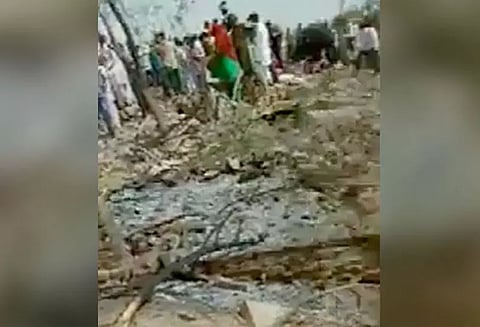 இந்திய விமானப்படைக்கு சொந்தமான விமானம் விழுந்து விபத்து- பொதுமக்கள் 2 பேர் உயிரிழப்பு