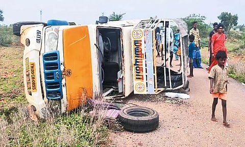 ஊத்துக்கோட்டை அருகே வேன் கவிழ்ந்து சிறுவர்கள் உட்பட 11 பேர் படுகாயம்