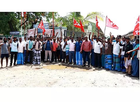 கூலியை உயர்த்தி கேட்டுடாஸ்மாக் குடோன் சுமைப்பணி தொழிலாளர்கள் ஆர்ப்பாட்டம்