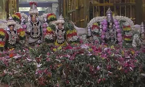 வண்ண பூக்களால் வேள்வி