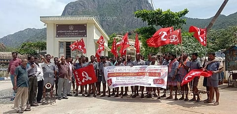 செண்பகராமன்புதூர் டாஸ்மாக் குடோன் முன்பு சுமைப்பணி தொழிலாளர்கள் ஆர்ப்பாட்டம்