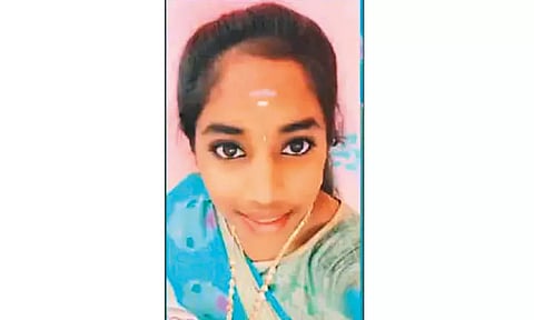 பிளஸ்-2 தேர்வில் தோல்வியால் காதலன் இறந்த சோகத்தில் பிளஸ்-1 மாணவி தற்கொலை