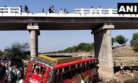 மத்திய பிரதேசத்தில் பஸ் கவிழ்ந்து விபத்து: 23 பேர் பலி; 25 பேர் காயம்