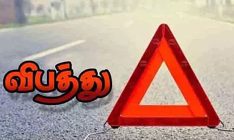 லாரி மீது மோட்டார் சைக்கிள் மோதிய விபத்தில் தனியார் நிறுவன ஊழியர் பலி