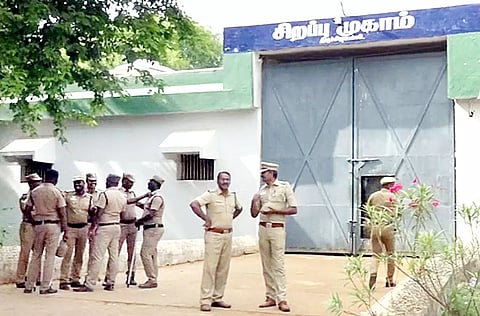 திருச்சி மத்திய சிறை வளாகத்தில் உள்ள சிறப்பு முகாமில் போலீசார் அதிரடி சோதனை