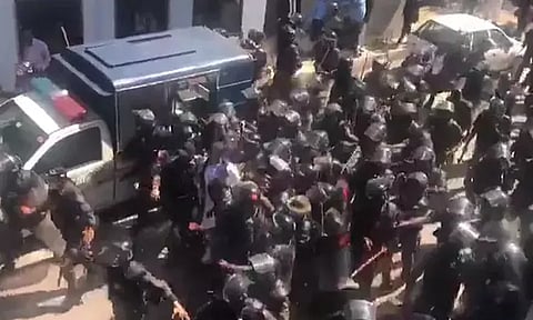 பாகிஸ்தான் முன்னாள் பிரதமர் இம்ரான்கான் திடீர் கைது - நாடு முழுவதும் பதற்றம்