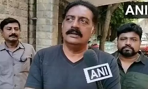 "காலை வணக்கம் கர்நாடகா... உங்கள் மனசாட்சியுடன் வாக்களியுங்கள்.." - நடிகர் பிரகாஷ் ராஜ் டுவீட்!