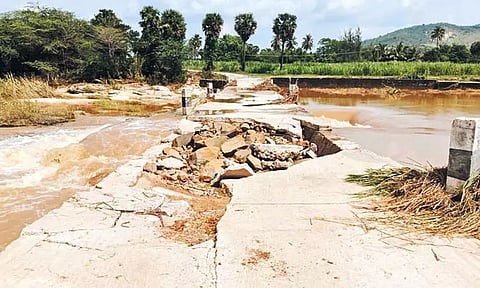 பள்ளிப்பட்டு பகுதியில் சேதமான தரைப்பாலங்களை சீரமைக்க கிராம மக்கள் கோரிக்கை