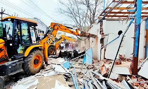 சாலை விரிவாக்க பணிக்காக ஆக்கிரமிப்புகளை அகற்ற வந்த போலீசாருடன் பொதுமக்கள் வாக்குவாதம்