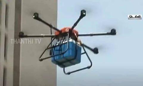 இந்தியாவில் முதல் முறையாக டெல்லியில் நோயாளிகளுக்கு தேவையான ரத்தம் டிரோன் மூலம் இடமாற்றம்