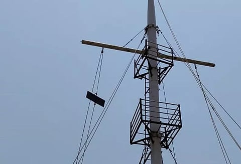 வங்கக்கடலில் காற்றழுத்த தாழ்வு மண்டலம் எதிரொலி:கடலூர் துறைமுகத்தில் 1-ம் எண் புயல் எச்சரிக்கை கூண்டு ஏற்றம்