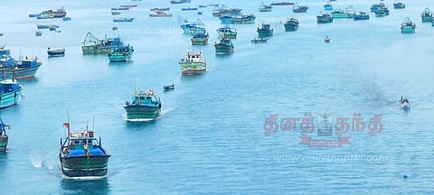 பாம்பன் தூக்குப்பாலத்தை கடந்து சென்ற படகுகள்