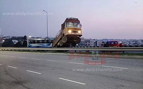 லாரி மீது பஸ் மோதி டிரைவர் உள்பட 10 பேர் காயம்