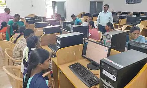 அரசு கலைக்கல்லூரிகளில் சேர மாணவ-மாணவிகள் ஆர்வம்