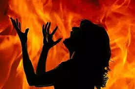 தீக்குளித்த இளம்பெண் சாவுஆர்.டி.ஓ. விசாரணை