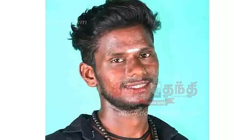 மதுரையில் பயங்கரம்: வாலிபர் படுகொலை; தந்தைக்கும் வெட்டு - வீடு புகுந்து டிரைவர் வெறிச்செயல்