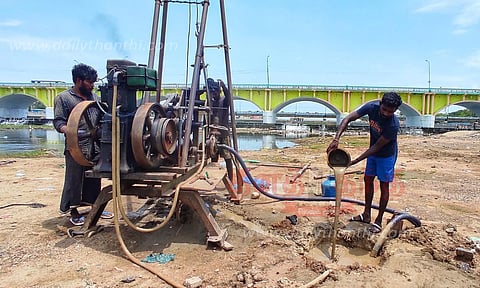 மதுரை வைகை ஆற்றுக்குள் மெட்ரோ ரெயில் திட்டப்பணிக்கான மண் பரிசோதனை