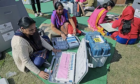 தேர்தல் பணியில் இருந்து விலக்கு பெற போலி கொரோனா சான்றிதழ் கொடுத்த பள்ளி ஆசிரியை