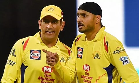 மஞ்சள் ஆடை சூடிய சந்தன கருப்பு எம்.எஸ்.டோனி - ஹர்பஜன்சிங் புகழாரம்