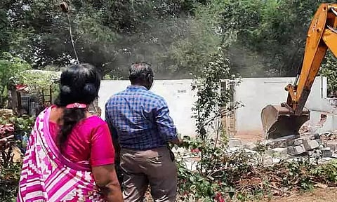 பொத்தேரியில் ஆக்கிரமிப்பு கடைகளை இடிக்க எதிர்ப்பு