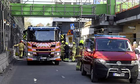 பின்லாந்தில் திடீரென இடிந்து விழுந்த பாலம்; சுற்றுலா சென்ற மாணவர்கள் உள்பட 27 பேர் காயம்