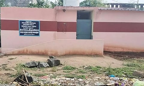 திறப்பு விழா காணாமலேயே சேதமடைந்த சுகாதார வளாகம்