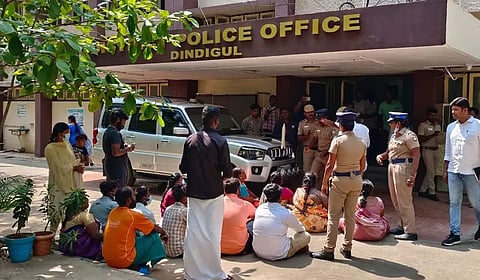 போலீஸ் சூப்பிரண்டு அலுவலகம் முன்பு பொதுமக்கள் தர்ணா