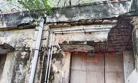 சேதமடைந்த நூலக கட்டிடம்